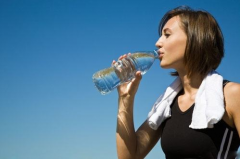 为什么说减肥期间喝水很重要呢？